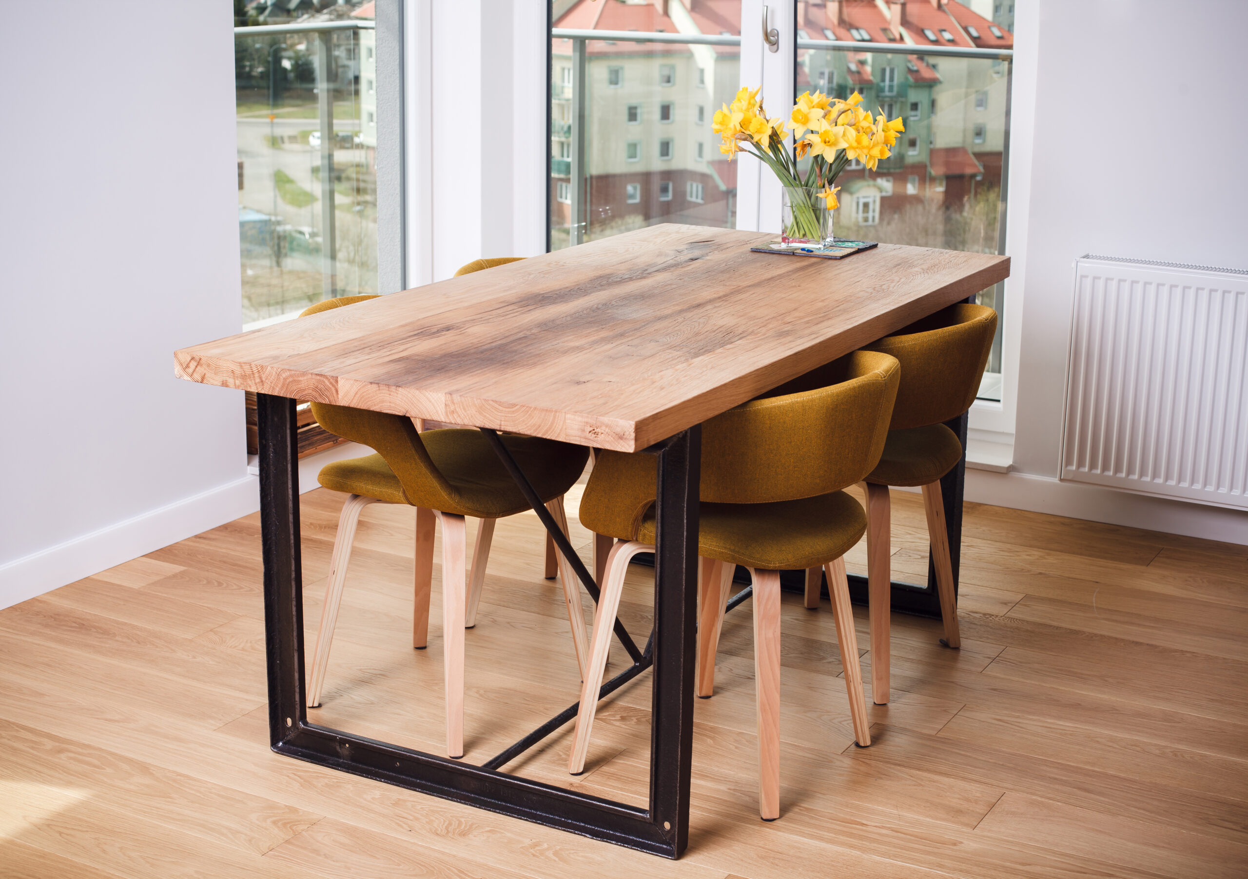 stół ze starego drewna i metalu z odzysku