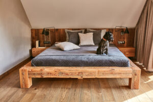 drewniane łóżko 